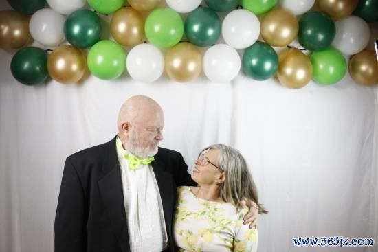 甜到爆！70岁功勋制作人结婚周年庆：感谢老婆支持！