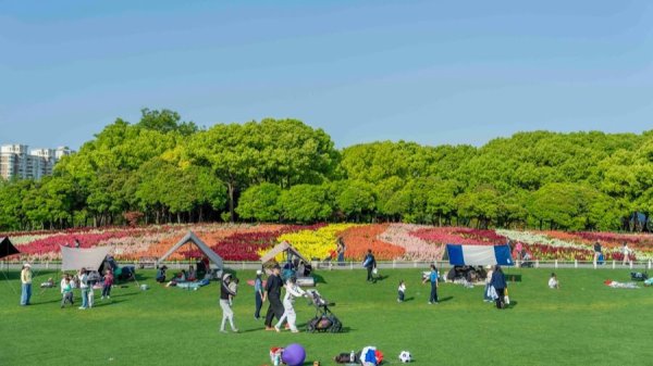 “五一”假期首日申城迎客387万余人次，多元节庆激活假日消费