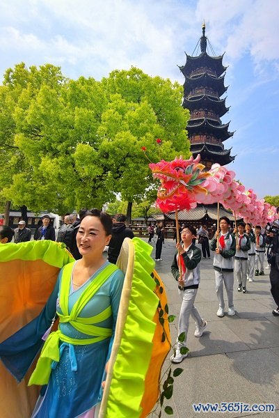 “五一”假日首日上海迎客近388万人次，多元文旅盛宴点燃消费热潮